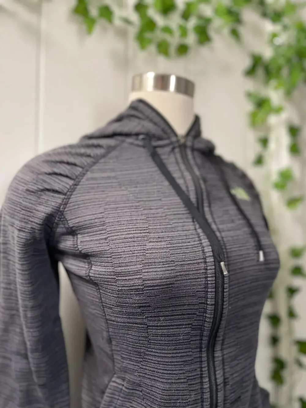 The‎ North Face Fitted Womans Grey Zipper Sweater with Hood Size Med